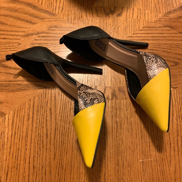 Shoes - Yellow & Black Pumps